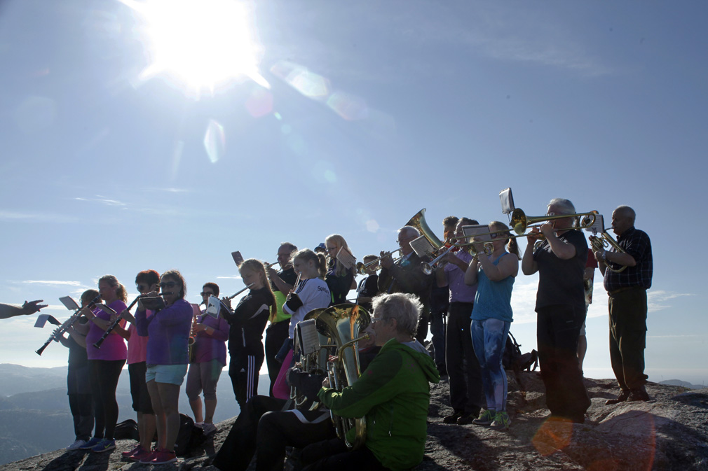 Med sola i ryggen startet korpset konserten med "Gammel jegermarsj". (Foto: Magnus Tyldum Ribsskog)