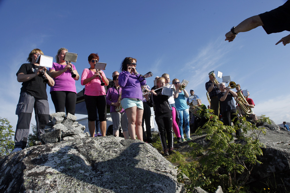Korpset spilte vendt mot Lauvsnes og storhavet, og innviet med det årets Tangsprællhelg. (Foto: Magnus Tyldum Ribsskog)