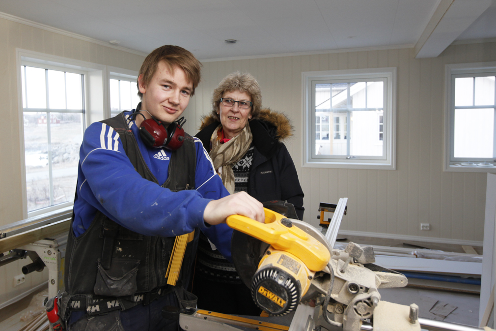 Petter (19) er lærling, og hans første hus blir huset til foreldrene Sylvia og Sturla Ofstad.