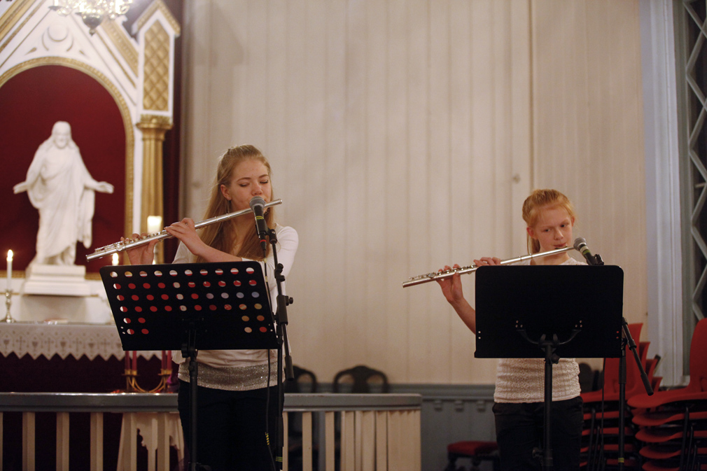 Karen Anna Mårvik og Hanne Marie Tyldum Ribsskog spilte julen inn på tverrfløyte.