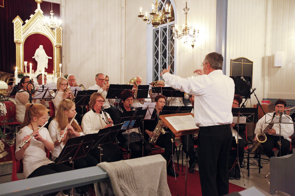 Flatanger Musikkforening med sin dirigent Per Bårdsen avsluttet kvelden i Vik kirke. (Foto: Hilde Tyldum Stordahl)