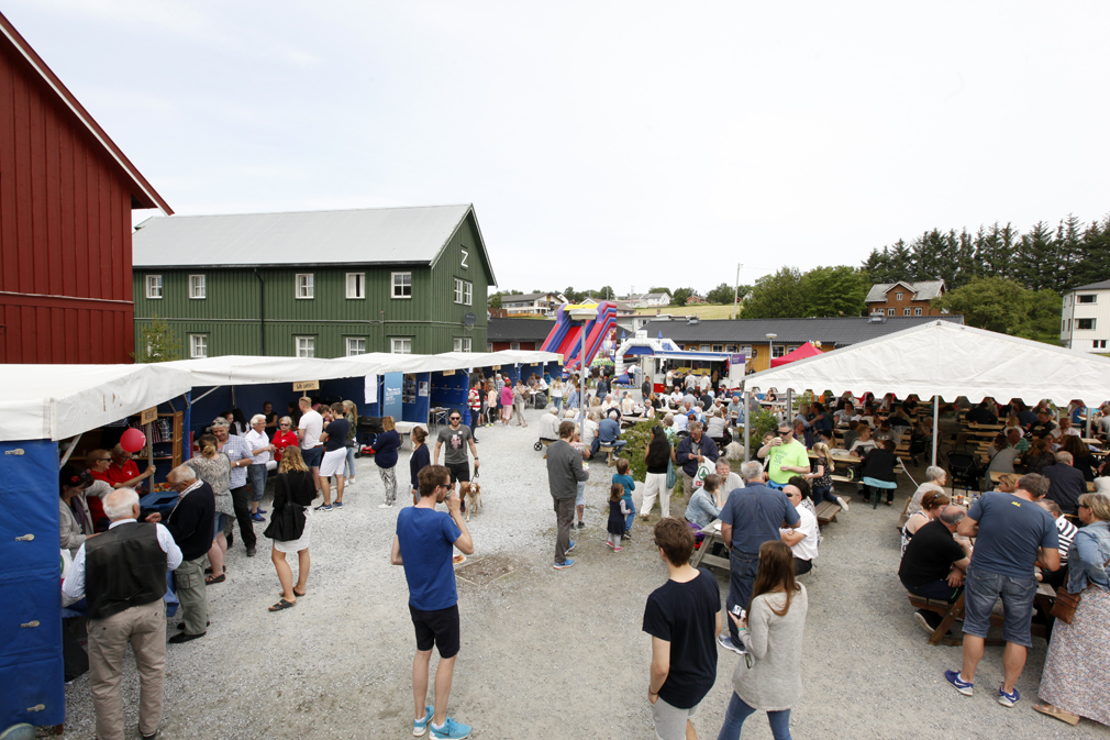 Både lørdag og søndag var det mye folk på martnasområdet, og de 20 utstillerne var også godt fornøyde med salget.