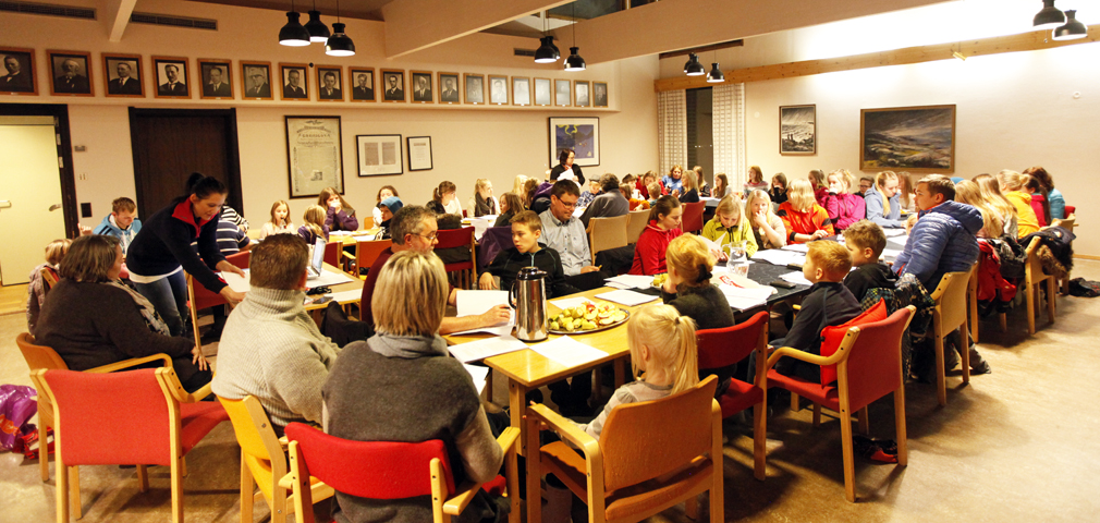 Kommunestyresalen ble fylt da de 55 skuespillerne møttes til første leseøvelse.