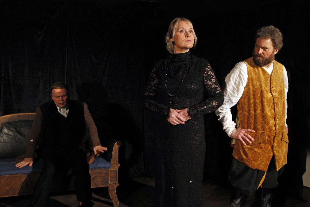 Enkefruen gjør seg kostbar da "bjørnen" kommer innom for å inndrive gjeld. Bente Kløven, Børre Sivertsen og Knut Johnsrud (bak) har de tre rollene i stykket.