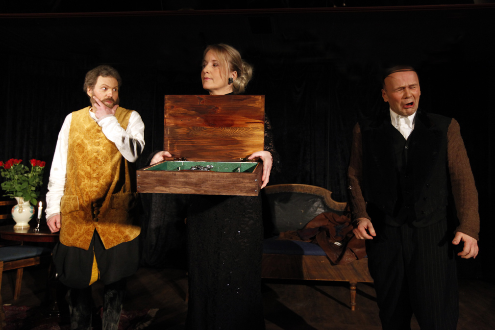 Da fruen tar "bjørnen" på ordet og henter duellpistolene, er de to mannfolkene ikke like tøffe.