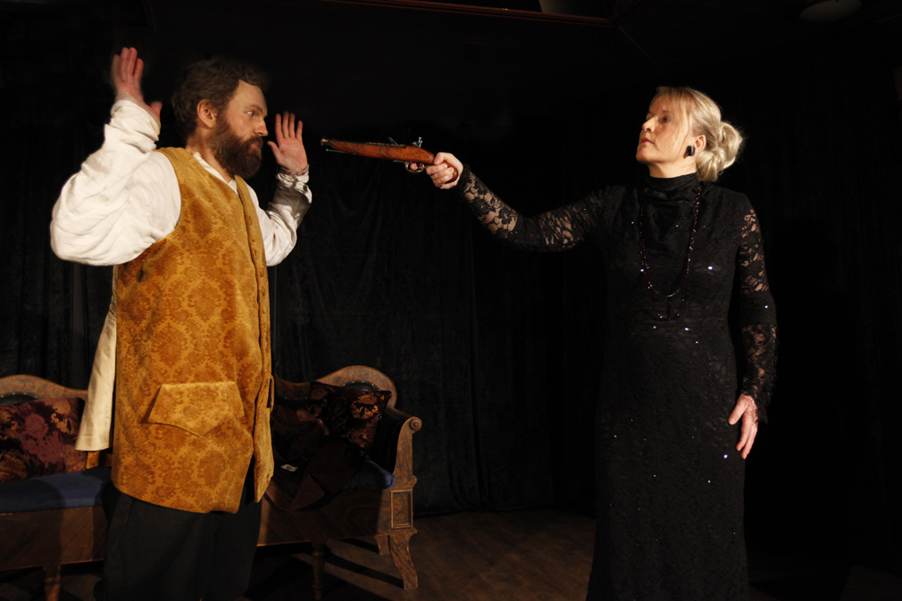 Enkefruen vil ha duell, men da trekker "bjørnen" seg...