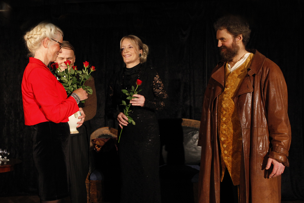 Ingeborg Hagerup delte ut roser til skuespillerne sine, som hun sa. Fra venstre: Knut Johnsrud, Bente Kløven og Børre Sivertsen.