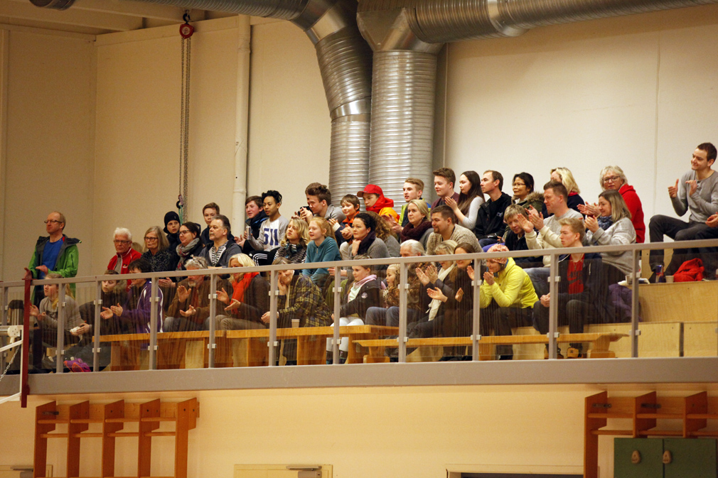 Et trofast publikum følger jentene, og det var høy stemning da kampen nærmet seg slutten og seieren var sikret.