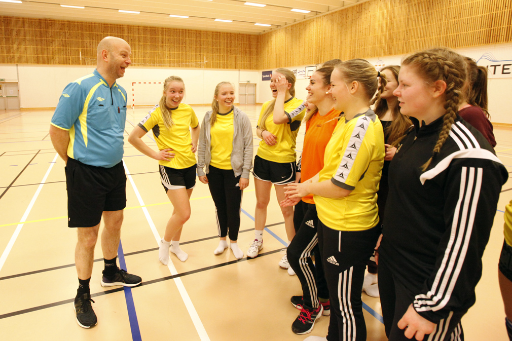 Runar Nilsen syntes det var artig å få dømme en kamp i Flatangerhallen - og skryter av jentene.