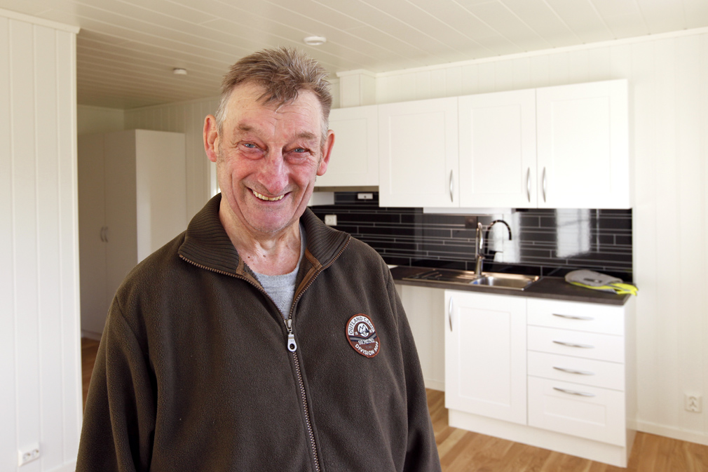 Terje viser stolt fram den nye leiligheta, som han nå kan flytte inn i.