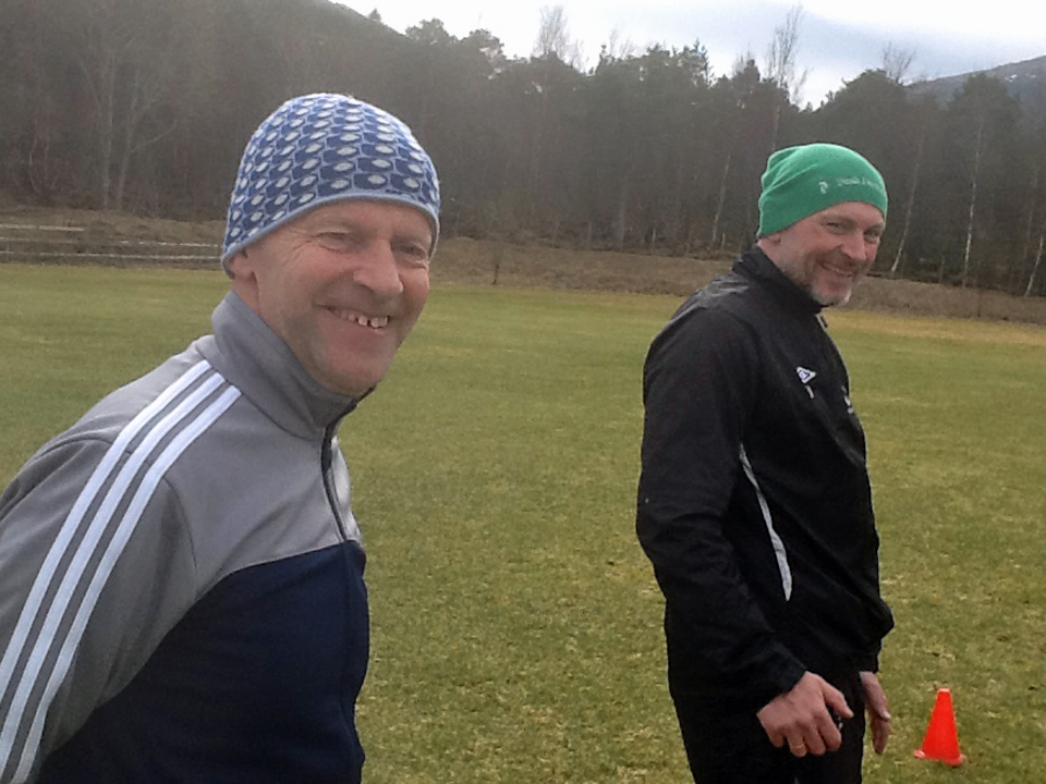 Helge Kristiansen (til venstre) og de andre trenerne og oppmannen i Flatanger var glade for å ha fått Thomas Dahle med på ei Kick off-helg i Flatanger.