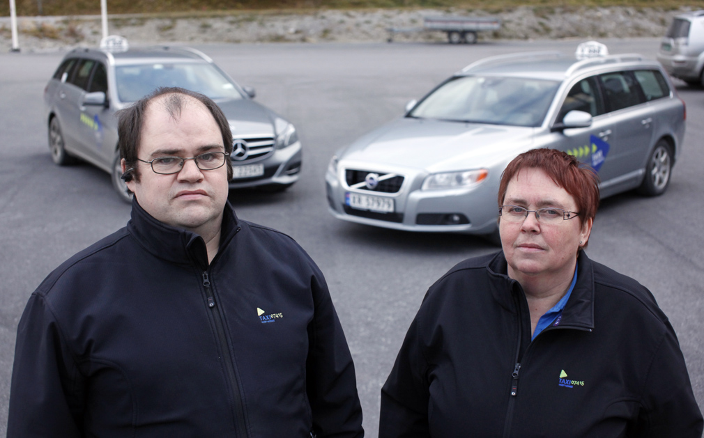 Drosjeeierne Roger Fløan og Anne Berg advarte i Flatangernytt om konsekvensene hvis tilbringeren blir nedlagt.