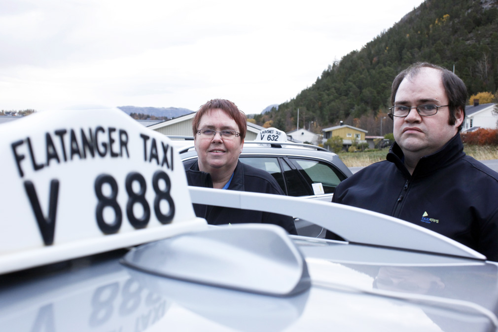 Drosjeeierne Anne Berg og Roger Fløan er glade for at tilbringeren nå er berget, og at drosjene vant anbudet om helsekjøringa.