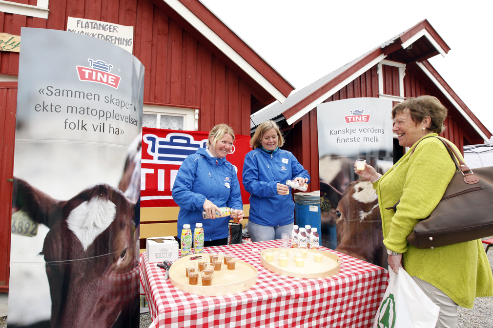 Tineambassadørene Elin Frisendal (til venstre) og Beate Ramberg Myren serverte smaksprøver til blant andre Jorunn Høstland.