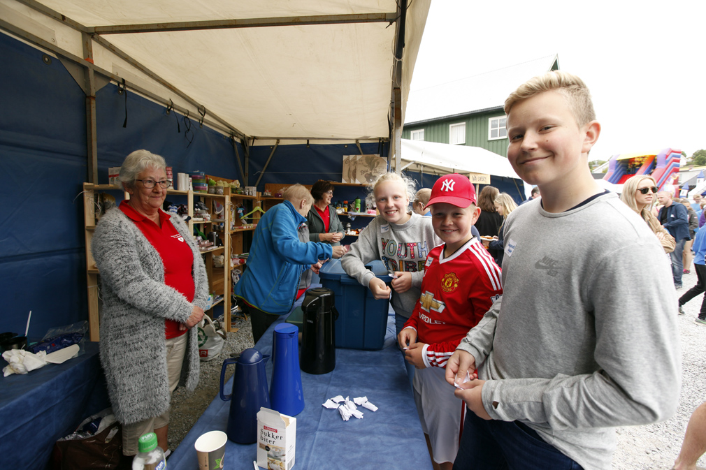 Siri Mo fra Fannrem, Mats og Martin Olufsen var på besøk hos slekta på Lauvsnes, og kjøpte lodd hos Bodil Olsen i Lauvsnes helselag.