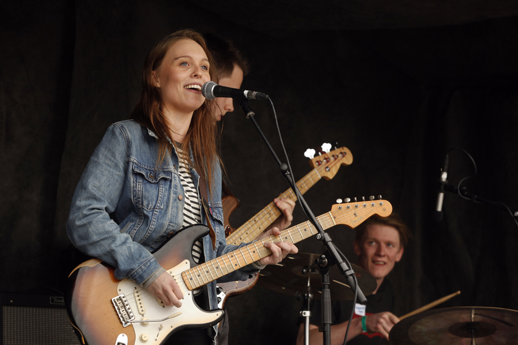 Tora Dahle Aagård, Isak Seltveit og Vetle Larsen Dahle leverte varene til Tangspræll-publikummet.
