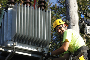 Montør Knut Solbakken hadde ei travel helg i varmen. I alt seks trafoer måtte skiftes ut i Flatanger.