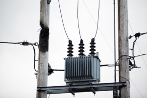 Den ene stolpen brant nesten helt av, før brannen i transformatoren slukket av seg selv.