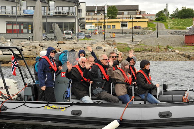 Journalistene på tur ut fra Lauvsnes med Tore Aune bak roret på den hurtiggående båten. (Foto: Ole Martin Dahle)