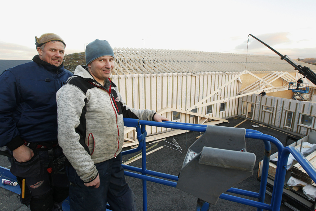 Jørn Langstrand og Egil Steffensen er svært godt fornøyd med at alt har gått bra, og at den nye produksjonshallen nå reiser seg i Storlavika. Den vil stå ferdig et drøyt år etter raset på Statland som ødela produksjonshallen der.