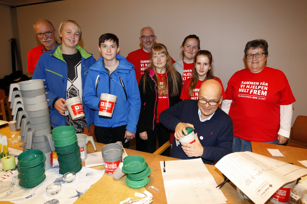 Alle bøssene havnet til slutt på bordet hos Knut Johnsrud, som talte opp pengene sammen med de andre i komiteen. Fra venstre: Otto Sandnes, Joakim Berg, Sigurd Waldersløff, Olav Jørgen Bjørkås, Ida Havn, Ingeborg Bakken, Nora Strand Kjendlie og Aud Høstland.