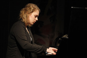 Eline Ruud Kristiansen skal framføre "Drøm om vår" på piano, og hun stiller også med film under fylkesmønstringa.