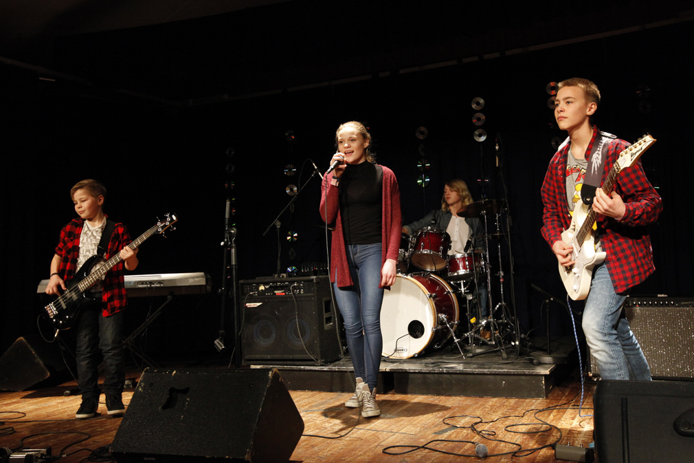 Lisbeth m/band skal framføre "All because of you". Fra venstre: Oliver Røsten, Lisbeth Finanger, Didrik Lein og Gaute Røsten.