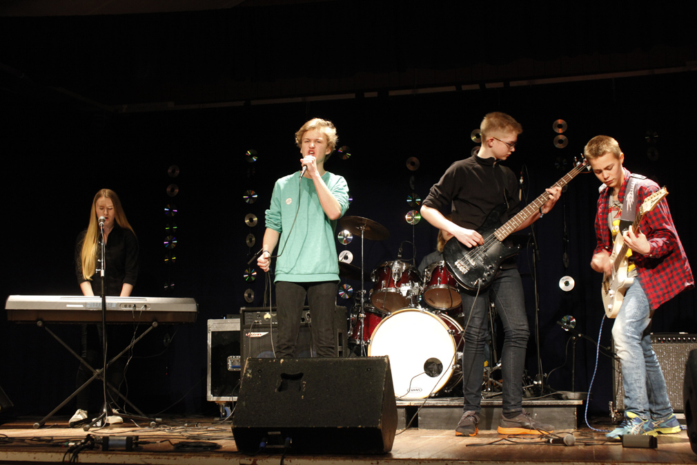 Bandet med det uvanlige navnet #JauJau!!! består av Ester Charlotte Einvik Dahle, Elias Lein Staven, Lavrans Lein, Simon Hågensen og Gaute Røsten.