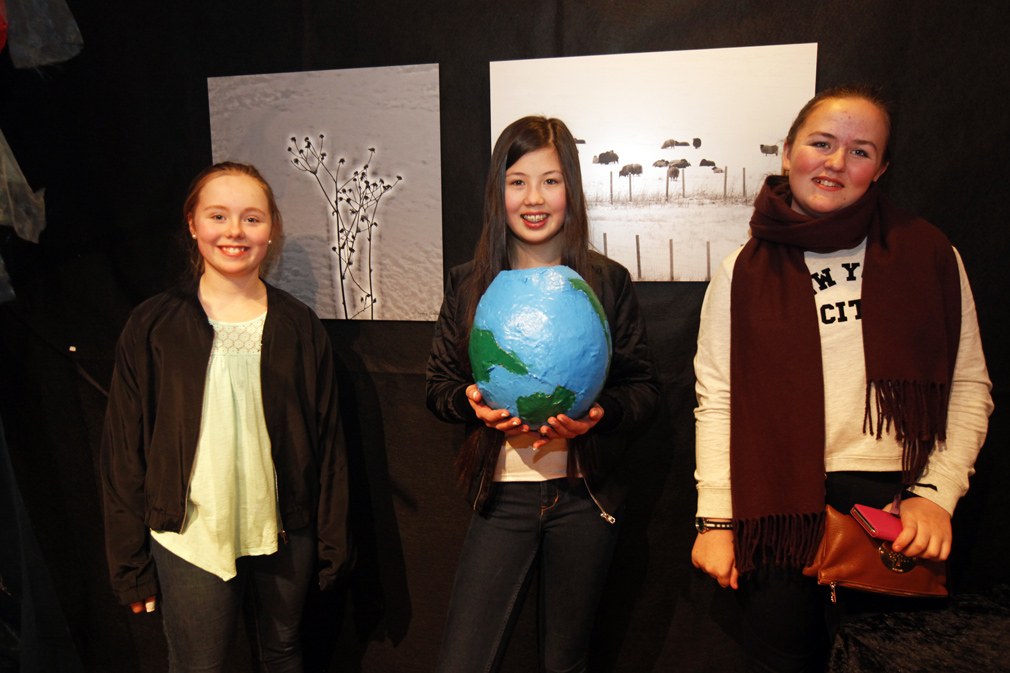 Oda Ruud Kristiansen, Ylva Haagensen og Ingeborg Bakken var tre av mange som deltok med bilder, skulpturer eller andre installasjoner udner årets UKM.