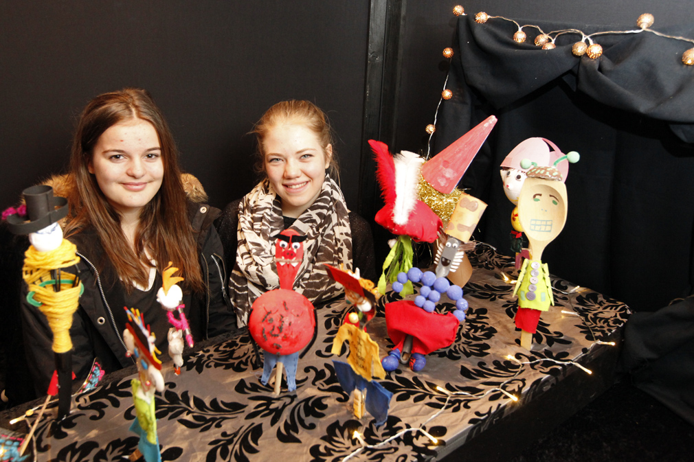 Ingeborg Waldersløff og Karen Anna Aagård Mårvik var to av elevene ved Flatanger Montessoriskole som sto bak "Kitchen Fashion".