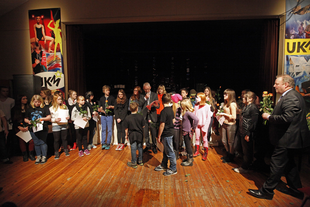 Ordførerne Olav Jørgen Bjørkås og Steinar Lyngstad delte ut diplom og roser til deltakerne.