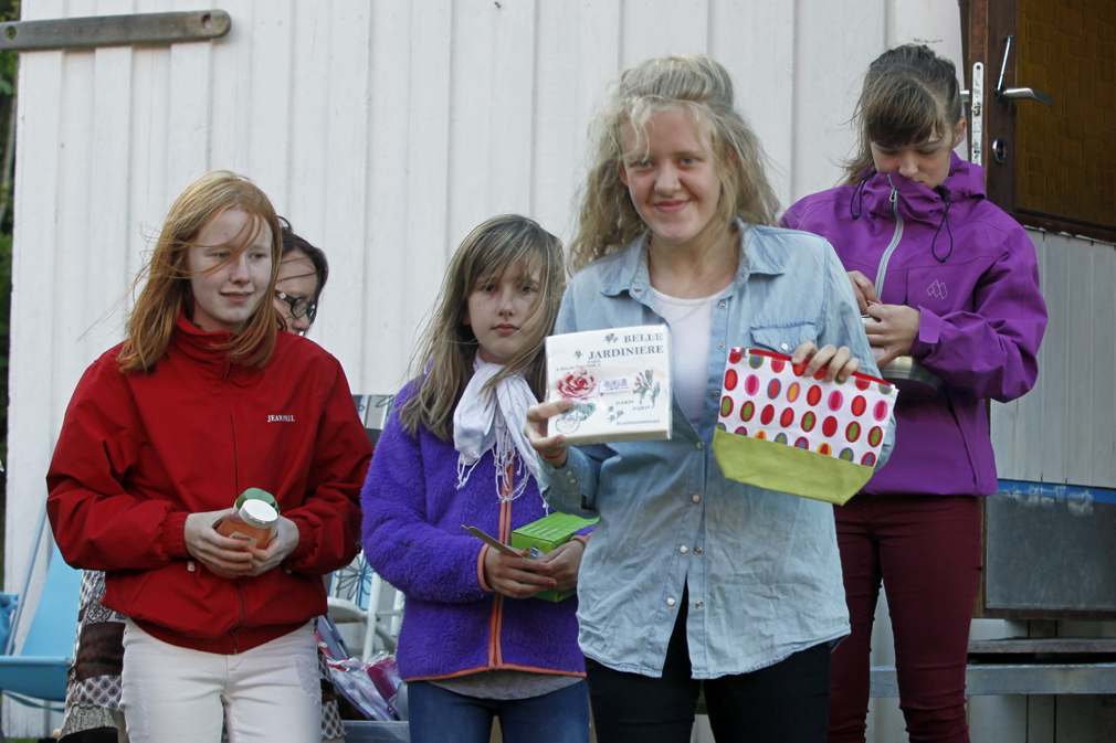 Ida, Nora, Iben og Amalie jobbet deler ut gevinster.