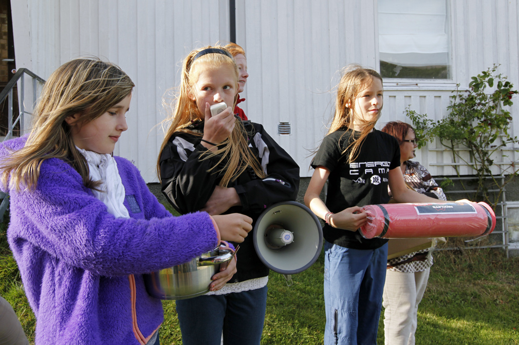 Nora, Hanne og Aksel roper ut en av de mange åreomgangene.