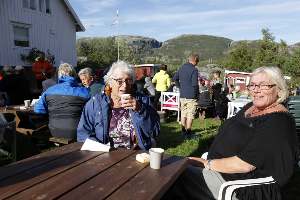 Jette og Tove Dahle koste seg i sola med kaffe og kaker på utebasaren.
