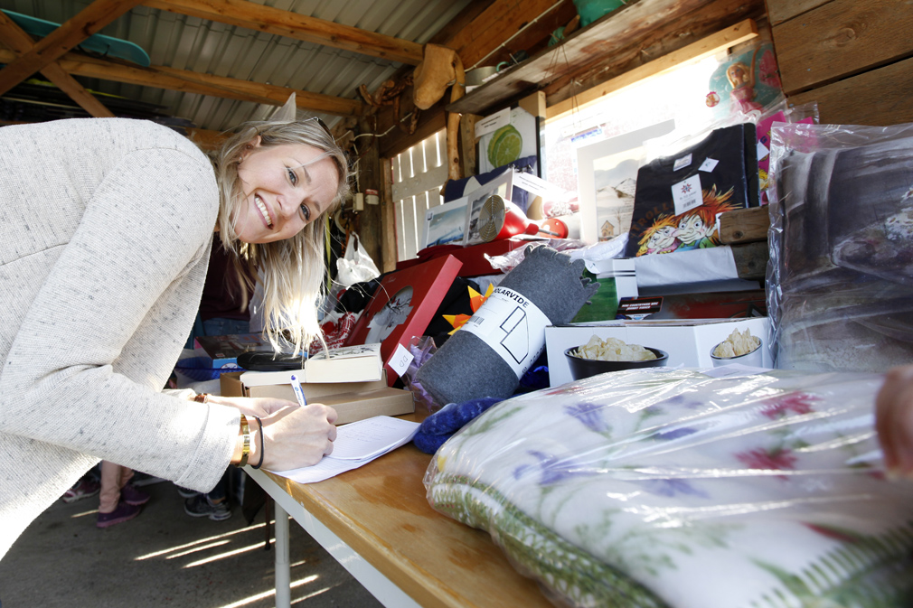 Ida-Magrit Lindstad Angen kjøpte lodd, omgitt av flotte gevinster.