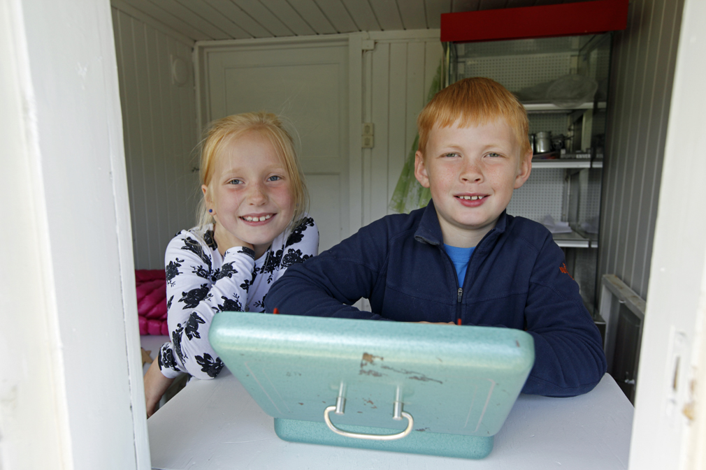 Nora Nikoline og Magnus hadde forberedt seg for oppgaven gjennom hele uka, og ønsket velkommen i kiosken, og tok imot betaling for kaffe og kaker.