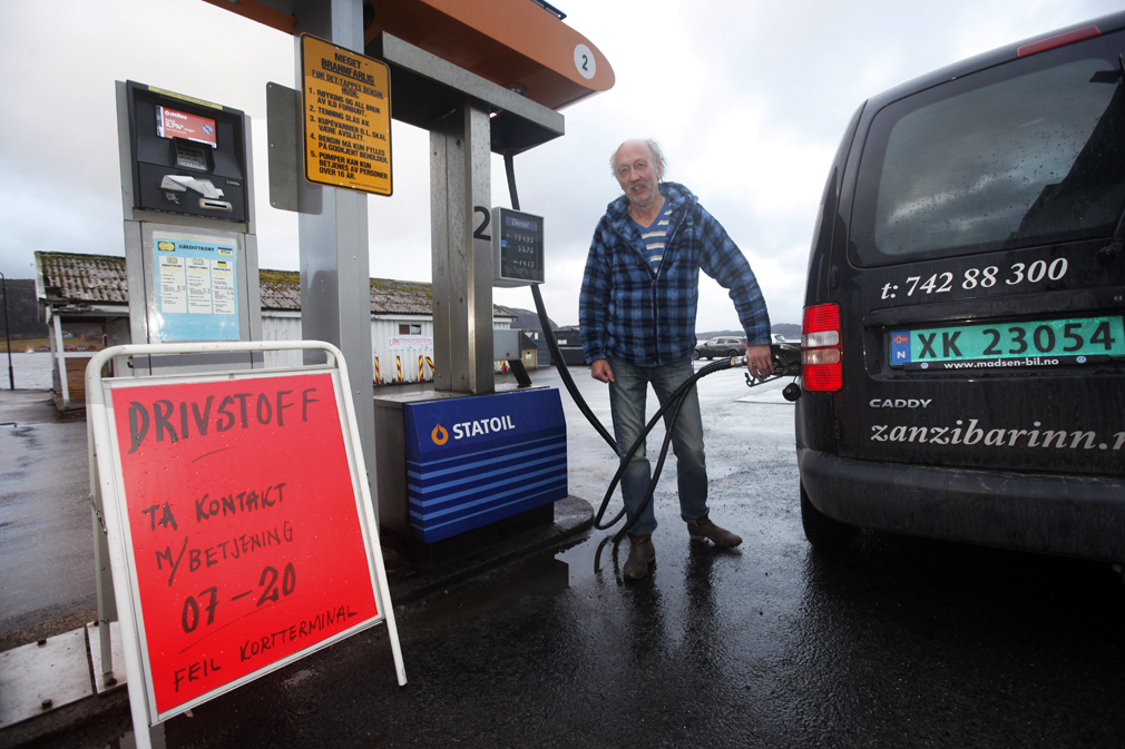 UTEN MOBIL: Store deler av Flatanger ble uten mobildekning og bredbånd etter brudd i en sjøkabel mellom Sandviksberget og Sætervika. - Dette er ikke bra, sier daglig leder Pål Aakervik i Zanzibar Inn, som ikke fikk inn en eneste bestilling uten mobilnett. Diesel kunne heller ikke fylles med bruk av kort. 