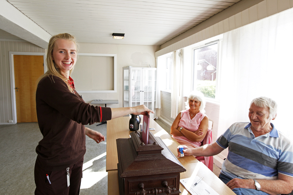 Hanna Trefjord avgir sin første stemme i et lokalvalg. Eva Søraa Moe og Roald Gladsø følge med at alt går riktig for seg.