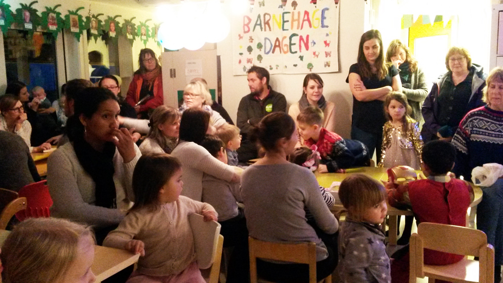 Rundt 110 store og små deltok i feiringa av jubilanten. (Foto: Marthe Møllevik)