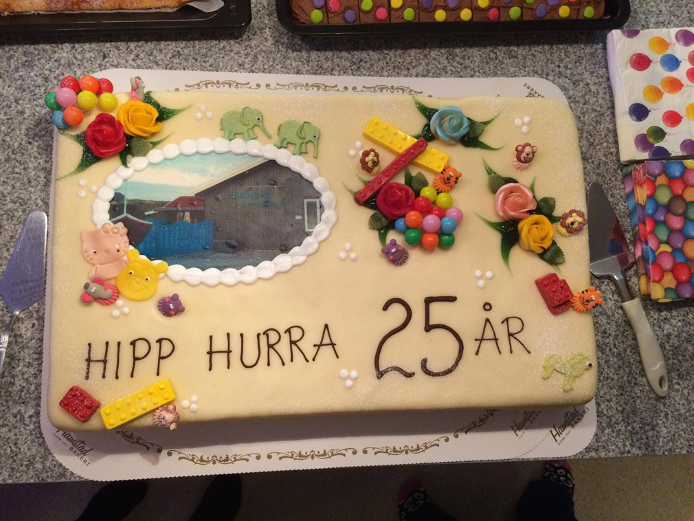 Ei flott jubileumskake var midtpunktet på kakebordet. (Foto: Trine Sivertsen)