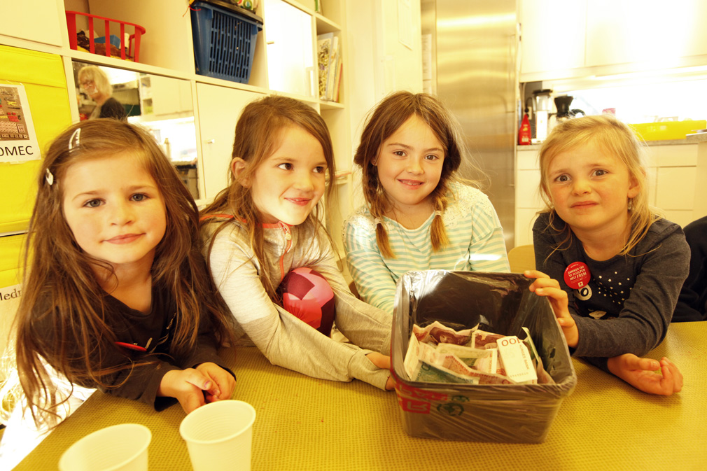 Ungene samlet inn hele 3.120 kroner til Røde Kors. Fra venstre: Elisia, Lovise, Erle (2.klassing som hjalp til) og Mia-Kristin.