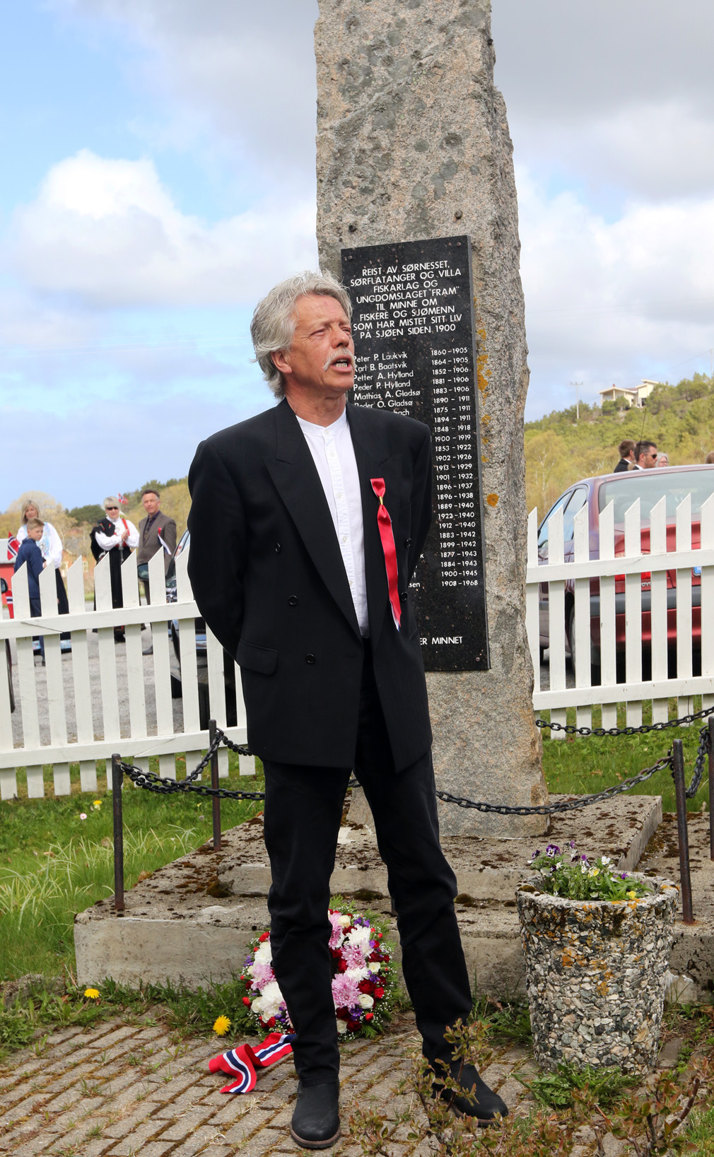 Torbjørn Lindseth holdt tale og la ned blomster på minnesmerket over omkomne på sjøen.