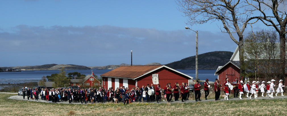 Toget på Vik på veg opp mot Framheim og skolen.