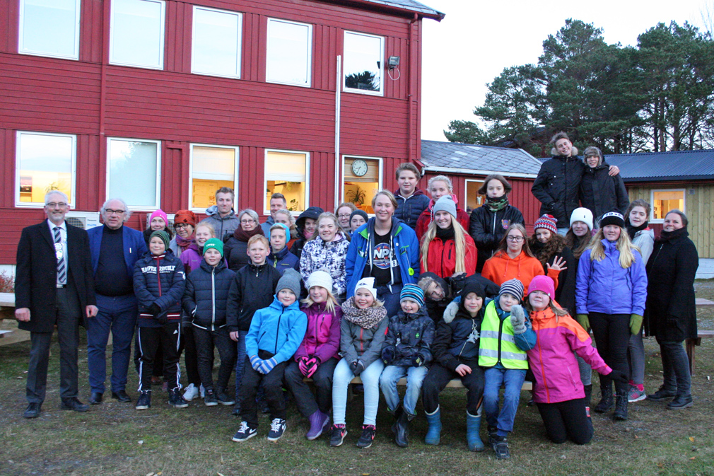 Den offisielle åpninga av Vrimmel 2016 i Flatanger var lagt til montessoriskolen på Vik. Der deltok både ordfører Olav Jørgen Bjørkås (til venstre), funksjonsleder for musikk i fylkeskommunen, Anders Skaugen, biblioteksjef Gro Seltveit og kultursjef Kari Imsgard. (Foto: Elin Einvik)