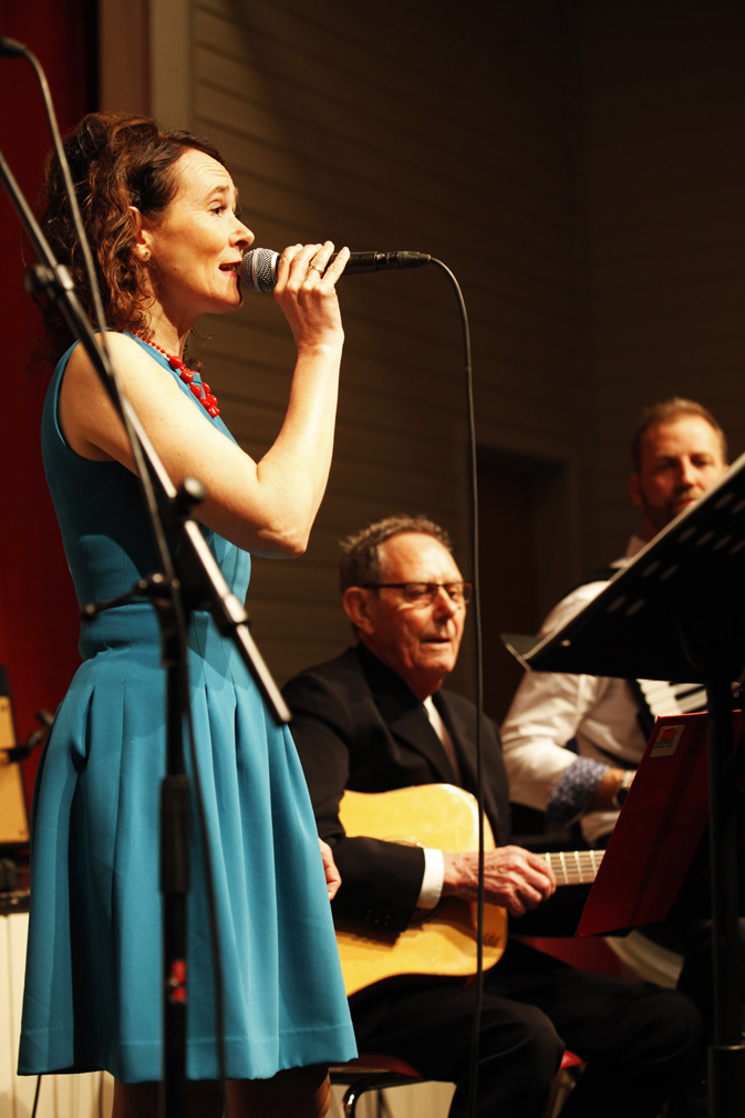 Wenche Anita Larsen Dahle var vokalist på flere av sangene, akkompagnert av bandet og far Waldemar på gitar.