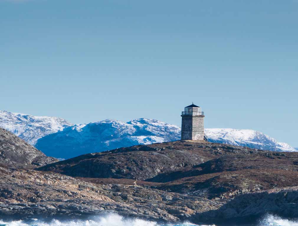 Villa fyr med snødekte fjell i bakgrunnen. (Foto: Wenche Anita Larsen Dahle)