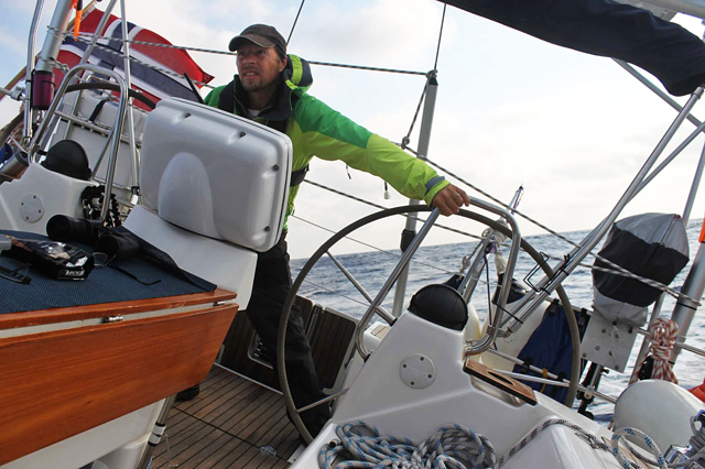 Odd Ivar til rors under overfarten til Porto Santo.