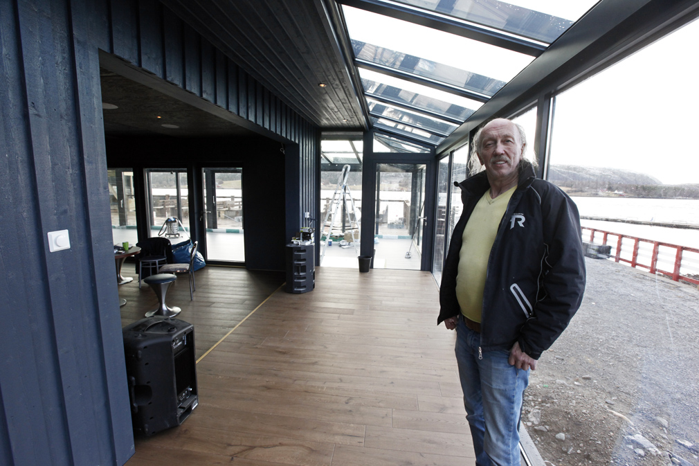 Pål Aakervik viser fram den nye scenen, hvor det ganske sikkert blir både blues og annen musikk å høre.