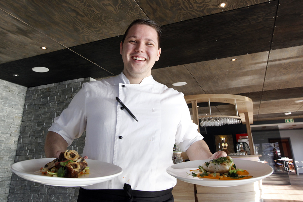 Johannes Fløan fra Flatanger er ansatt som kokk, og prøver nå ut nye retter som skal inn på menyen.