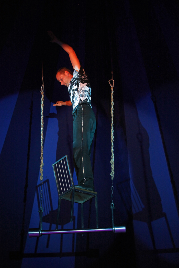 Stående på stolen, balanserer Antonin Navra i trapesen.